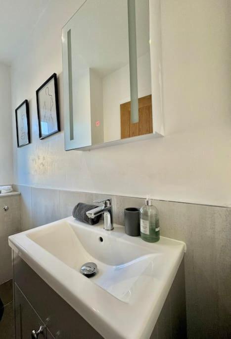 Stylish Apartment Near The Centre Of Harrogate Exterior photo
